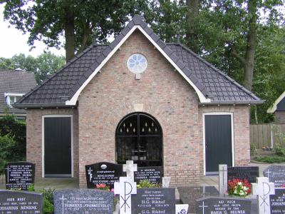 Mariakapel kerkhof klein