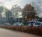Politie rijdt auto klem in Almelo en houdt, met getrokken pistolen, 5 mensen aan